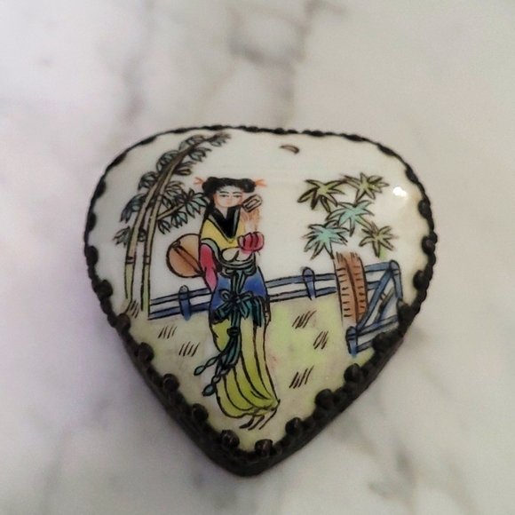 Small heart shaped oriental trinket box - Picture 1 of 7